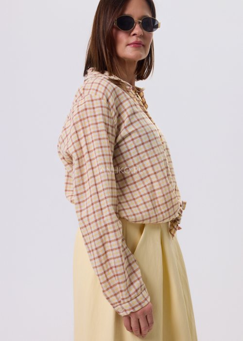 Karmelowo-żółta koszula damska w kratę Carmel Check, luźny krój oversize, klasyczny kołnierzyk i asymetryczna długość, styl casual.