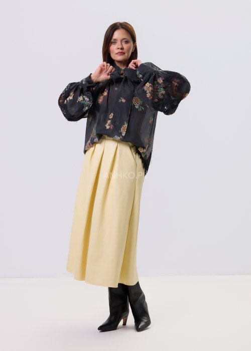 Czarna bluzka Liora Bloom w kwiaty z koronkowym wykończeniem, luźny fason, wiązanie przy szyi i długie rękawy, styl boho elegancki.