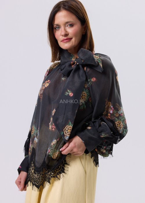 Czarna bluzka Liora Bloom w kwiaty z koronkowym wykończeniem, luźny fason, wiązanie przy szyi i długie rękawy, styl boho elegancki.