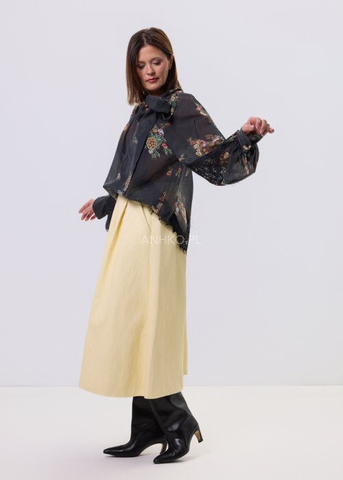 Czarna bluzka Liora Bloom w kwiaty z koronkowym wykończeniem, luźny fason, wiązanie przy szyi i długie rękawy, styl boho elegancki.