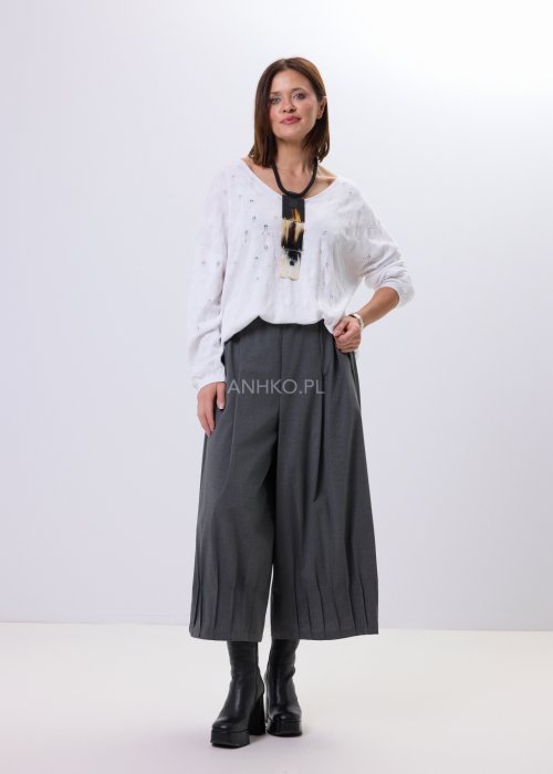 Biała bluzka Lace Ease Plus Size z ażurowym wzorem, luźny fason, dekolt V i długie rękawy ze ściągaczem, styl casual.