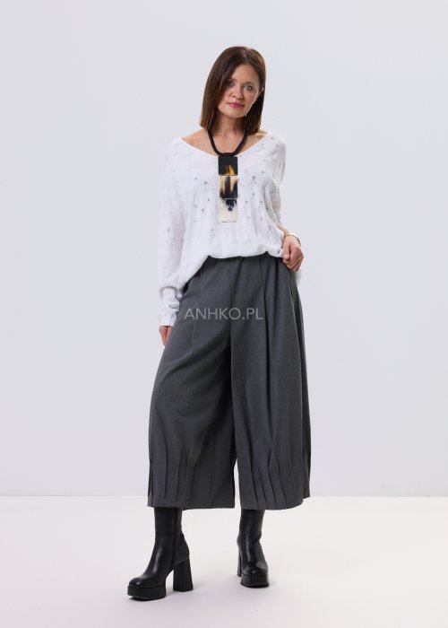 Biała bluzka Lace Ease Plus Size z ażurowym wzorem, luźny fason, dekolt V i długie rękawy ze ściągaczem, styl casual.