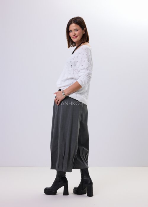 Biała bluzka Lace Ease Plus Size z ażurowym wzorem, luźny fason, dekolt V i długie rękawy ze ściągaczem, styl casual.