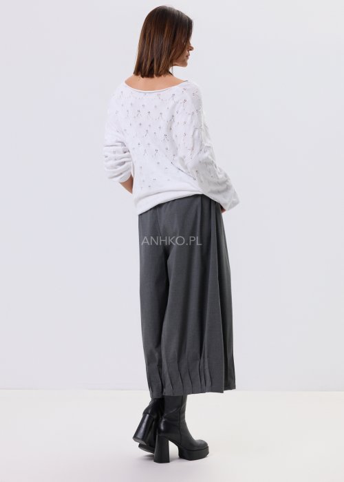 Biała bluzka Lace Ease Plus Size z ażurowym wzorem, luźny fason, dekolt V i długie rękawy ze ściągaczem, styl casual.