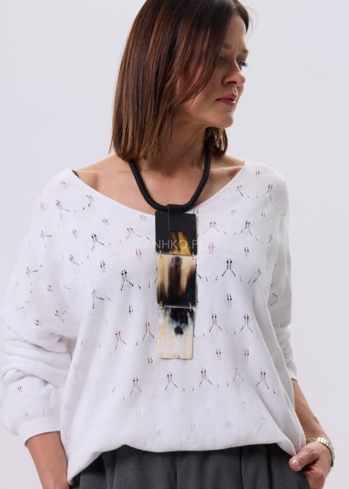 Biała bluzka Lace Ease Plus Size z ażurowym wzorem, luźny fason, dekolt V i długie rękawy ze ściągaczem, styl casual.