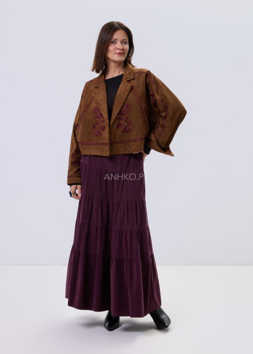 Brązowa kurtka damska Indiana z kwiatowym haftem na rękawach i przodzie, krótki fason, dwurzędowe zapięcie, styl boho casual.