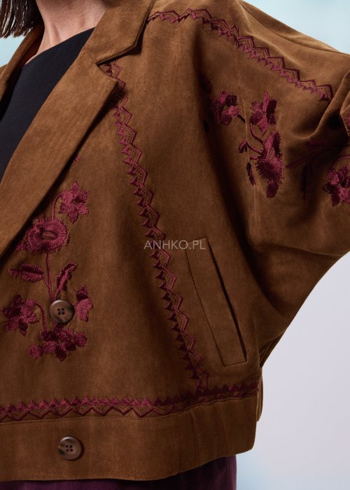 Brązowa kurtka damska Indiana z kwiatowym haftem na rękawach i przodzie, krótki fason, dwurzędowe zapięcie, styl boho casual.
