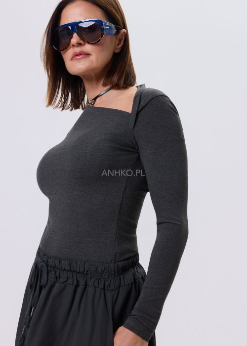 Grafitowa bluzka damska Maris Quiet z asymetrycznym dekoltem, dopasowany fason, długi rękaw, minimalistyczny styl.