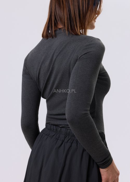 Grafitowa bluzka damska Maris Quiet z asymetrycznym dekoltem, dopasowany fason, długi rękaw, minimalistyczny styl.