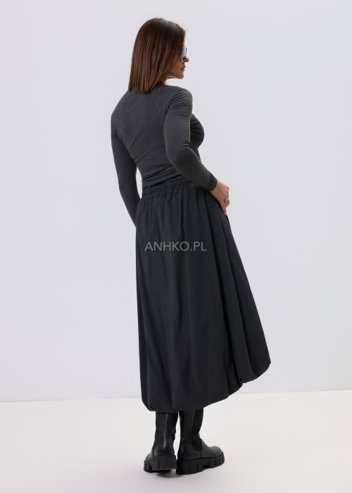 Grafitowa bluzka damska Maris Quiet z asymetrycznym dekoltem, dopasowany fason, długi rękaw, minimalistyczny styl.