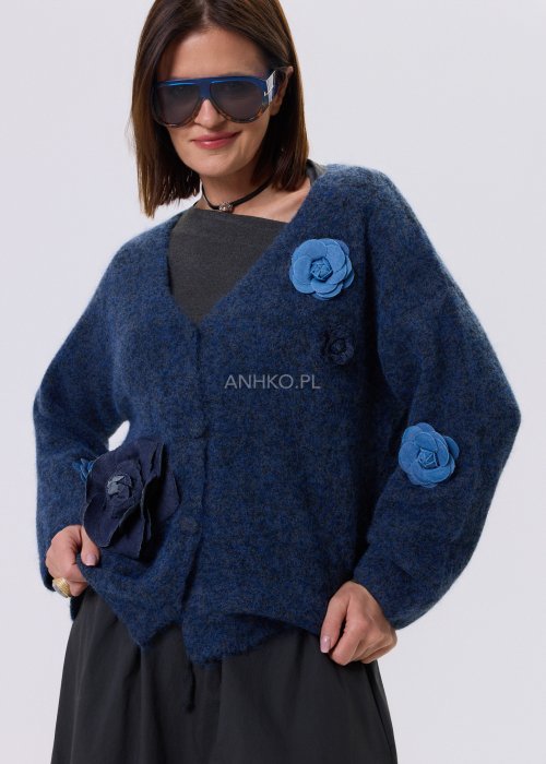 Granatowy kardigan damski Vesa z dekoltem V i przyszytymi aplikacjami kwiatowymi w stylu boho, luźny fason artystyczny casual.