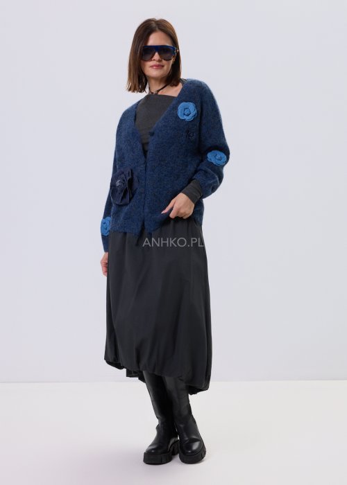 Granatowy kardigan damski Vesa z dekoltem V i przyszytymi aplikacjami kwiatowymi w stylu boho, luźny fason artystyczny casual.