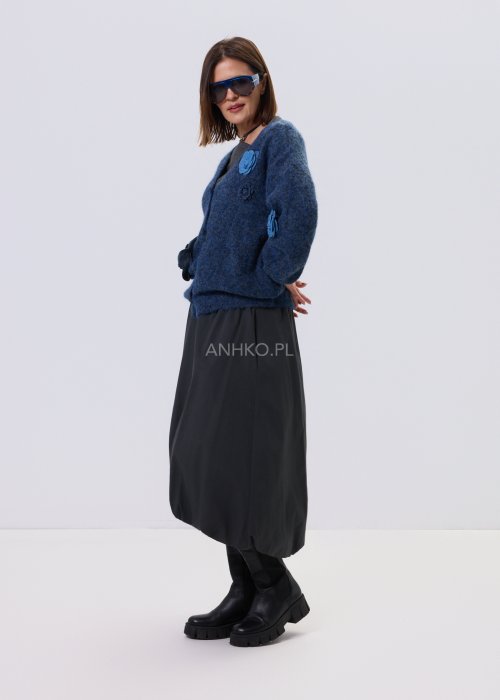 Granatowy kardigan damski Vesa z dekoltem V i przyszytymi aplikacjami kwiatowymi w stylu boho, luźny fason artystyczny casual.