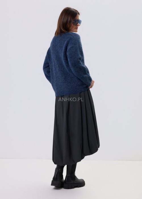 Granatowy kardigan damski Vesa z dekoltem V i przyszytymi aplikacjami kwiatowymi w stylu boho, luźny fason artystyczny casual.