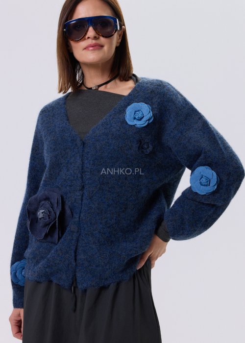 Granatowy kardigan damski Vesa z dekoltem V i przyszytymi aplikacjami kwiatowymi w stylu boho, luźny fason artystyczny casual.