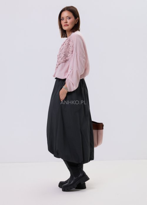 Antracytowa spódnica Terra midi o balonowym fasonie z elastyczną talią, luźny krój, styl casual miejski.