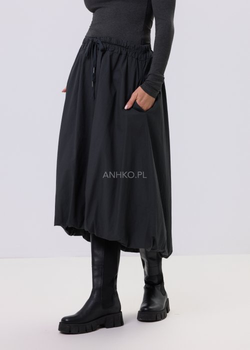 Antracytowa spódnica Terra midi o balonowym fasonie z elastyczną talią, luźny krój, styl casual miejski.
