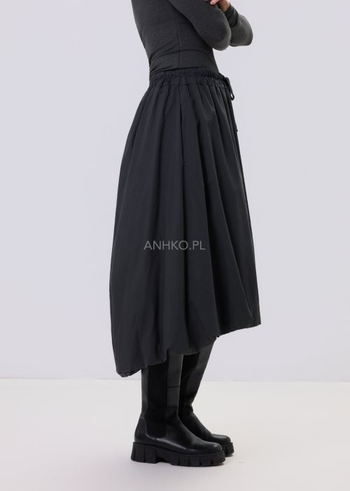 Antracytowa spódnica Terra midi o balonowym fasonie z elastyczną talią, luźny krój, styl casual miejski.