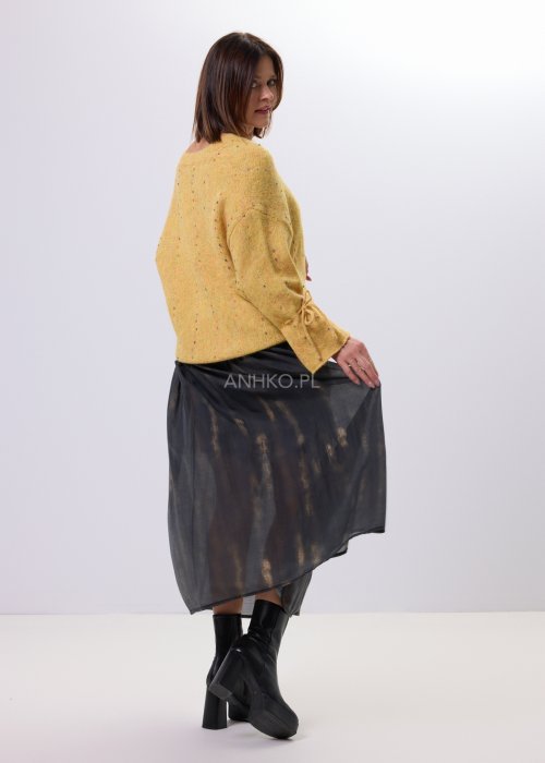 Żółty sweter damski Liora Waypoint z ozdobnym wiązaniem na rękawach, luźny fason, miękka elastyczna dzianina, styl casual.