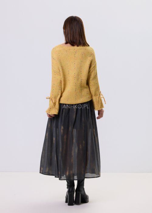 Żółty sweter damski Liora Waypoint z ozdobnym wiązaniem na rękawach, luźny fason, miękka elastyczna dzianina, styl casual.