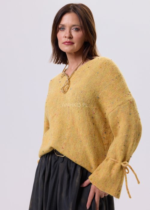 Żółty sweter damski Liora Waypoint z ozdobnym wiązaniem na rękawach, luźny fason, miękka elastyczna dzianina, styl casual.