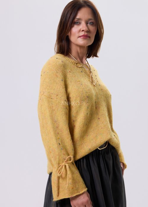 Żółty sweter damski Liora Waypoint z ozdobnym wiązaniem na rękawach, luźny fason, miękka elastyczna dzianina, styl casual.