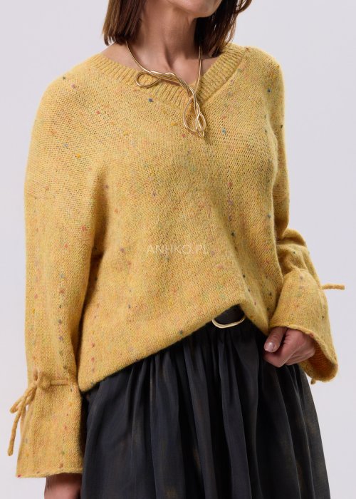 Żółty sweter damski Liora Waypoint z ozdobnym wiązaniem na rękawach, luźny fason, miękka elastyczna dzianina, styl casual.