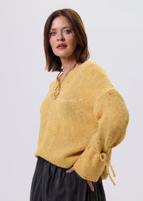 Żółty sweter damski Liora Waypoint z ozdobnym wiązaniem na rękawach, luźny fason, miękka elastyczna dzianina, styl casual.