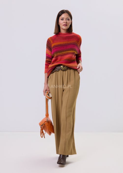 Pomarańczowy sweter damski ColorWave Knit w wielobarwne paski, miękka dzianina z wełną, styl boho, fason casual na chłodne dni.