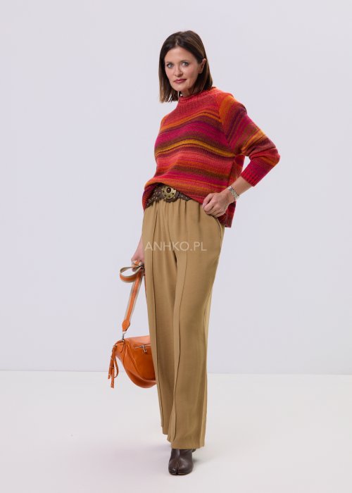 Pomarańczowy sweter damski ColorWave Knit w wielobarwne paski, miękka dzianina z wełną, styl boho, fason casual na chłodne dni.