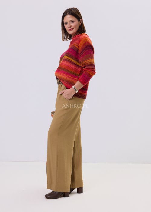 Pomarańczowy sweter damski ColorWave Knit w wielobarwne paski, miękka dzianina z wełną, styl boho, fason casual na chłodne dni.