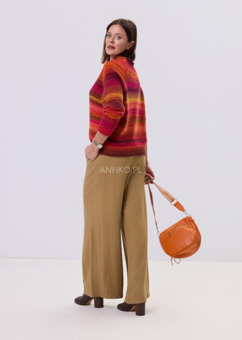 Pomarańczowy sweter damski ColorWave Knit w wielobarwne paski, miękka dzianina z wełną, styl boho, fason casual na chłodne dni.