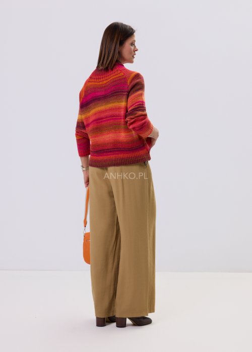 Pomarańczowy sweter damski ColorWave Knit w wielobarwne paski, miękka dzianina z wełną, styl boho, fason casual na chłodne dni.