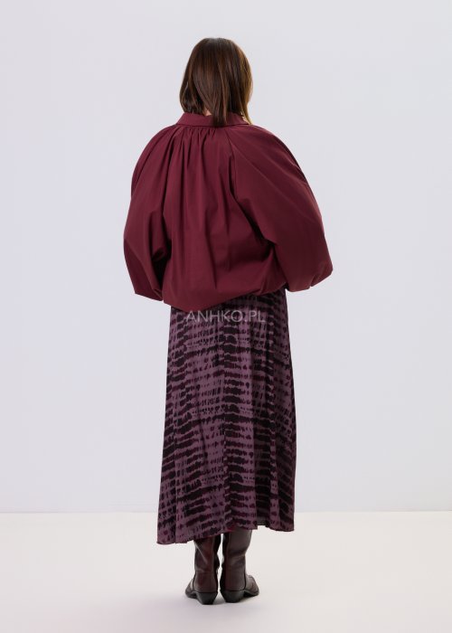 Bordowa koszula damska Noira Calm z bufiastymi rękawami, zapięcie na guziki, luźny krój i elastyczne wykończenie dołu, styl smart casual.