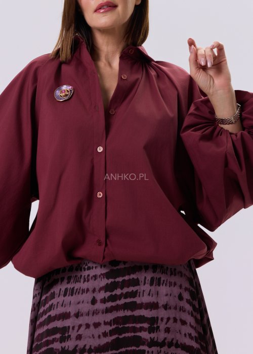 Bordowa koszula damska Noira Calm z bufiastymi rękawami, zapięcie na guziki, luźny krój i elastyczne wykończenie dołu, styl smart casual.