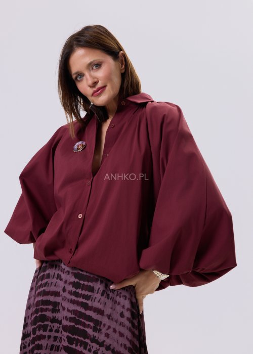 Bordowa koszula damska Noira Calm z bufiastymi rękawami, zapięcie na guziki, luźny krój i elastyczne wykończenie dołu, styl smart casual.