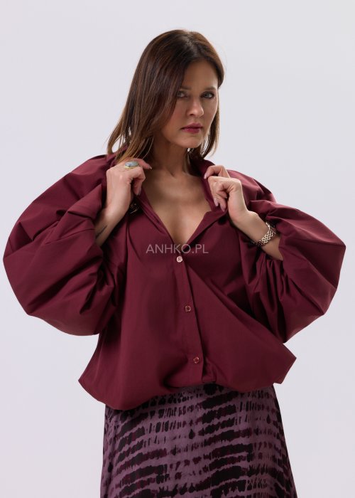 Bordowa koszula damska Noira Calm z bufiastymi rękawami, zapięcie na guziki, luźny krój i elastyczne wykończenie dołu, styl smart casual.