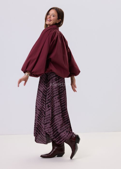 Bordowa koszula damska Noira Calm z bufiastymi rękawami, zapięcie na guziki, luźny krój i elastyczne wykończenie dołu, styl smart casual.