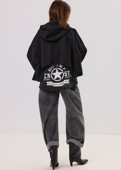 Czarna kurtka damska oversize z kapturem i zamkiem, zestawiona z jeansami z motywem serc w stylu streetwear.