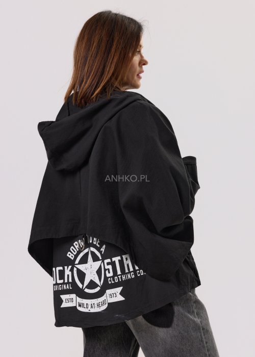 Czarna kurtka damska oversize z kapturem i zamkiem, zestawiona z jeansami z motywem serc w stylu streetwear.