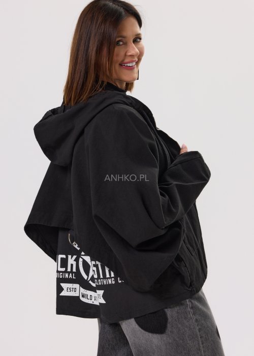 Czarna kurtka damska oversize z kapturem i zamkiem, zestawiona z jeansami z motywem serc w stylu streetwear.