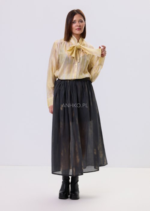 Masełkowa elegancka bluzka z wiązaną kokardą przy szyi i długim rękawem. Stylizacja z czarną spódnicą i paskiem podkreślającym talię.