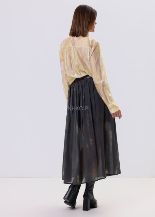 Masełkowa elegancka bluzka z wiązaną kokardą przy szyi i długim rękawem. Stylizacja z czarną spódnicą i paskiem podkreślającym talię.