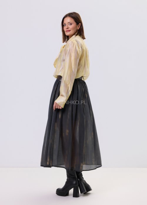 Masełkowa elegancka bluzka z wiązaną kokardą przy szyi i długim rękawem. Stylizacja z czarną spódnicą i paskiem podkreślającym talię.