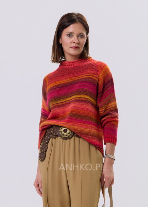 Pomarańczowy sweter damski ColorWave Knit w wielobarwne paski, miękka dzianina z wełną, styl boho, fason casual na chłodne dni.