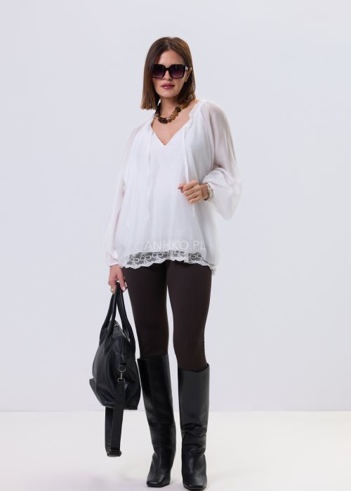 Biała bluzka damska Boho Lace Flow z transparentnymi rękawami i koronkowym wykończeniem u dołu, zwiewny fason w stylu boho.