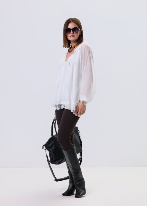 Biała bluzka damska Boho Lace Flow z transparentnymi rękawami i koronkowym wykończeniem u dołu, zwiewny fason w stylu boho.