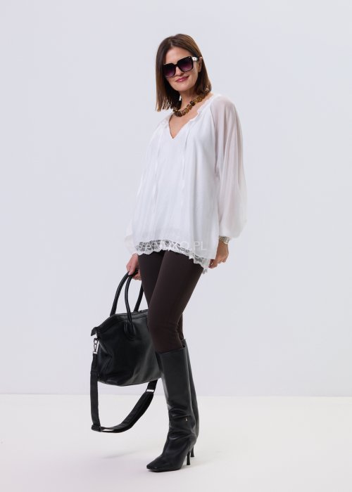 Biała bluzka damska Boho Lace Flow z transparentnymi rękawami i koronkowym wykończeniem u dołu, zwiewny fason w stylu boho.