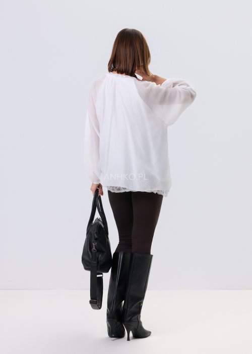 Biała bluzka damska Boho Lace Flow z transparentnymi rękawami i koronkowym wykończeniem u dołu, zwiewny fason w stylu boho.