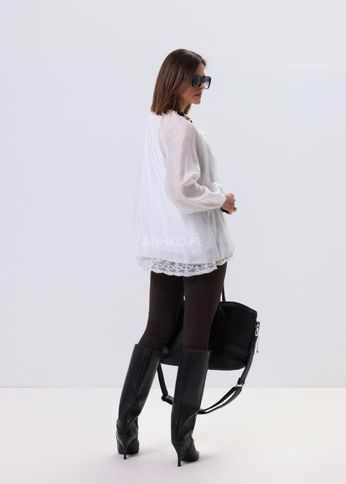 Biała bluzka damska Boho Lace Flow z transparentnymi rękawami i koronkowym wykończeniem u dołu, zwiewny fason w stylu boho.